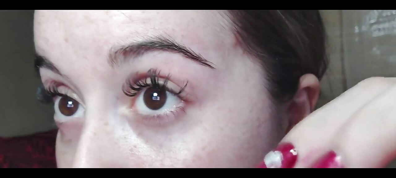 Frecându-mi sprâncenele de aproape