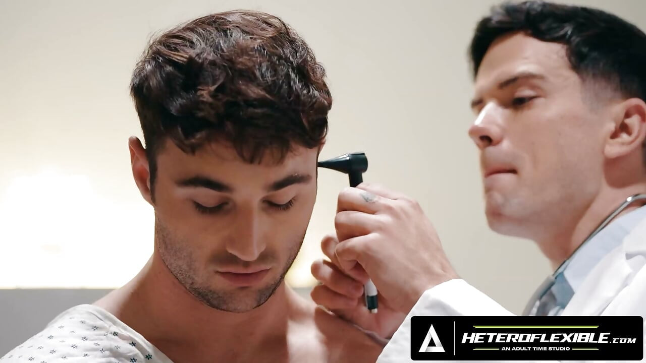 HETEROFLEXIBLE - El doctor pervertido Dakota Payne se pone manoso durante el examen completo de Michael Boston