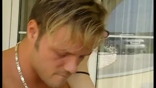 Memek mupit si cewek semok rambut merah dientot di luar ruangan