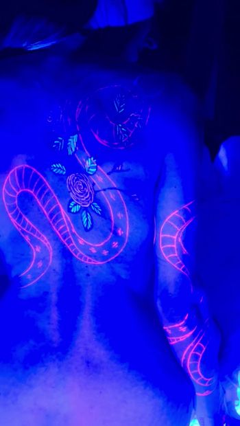 我的纹身在紫外线下发光。因为我在干魔法。