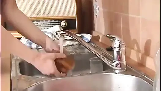 Сара улыбается