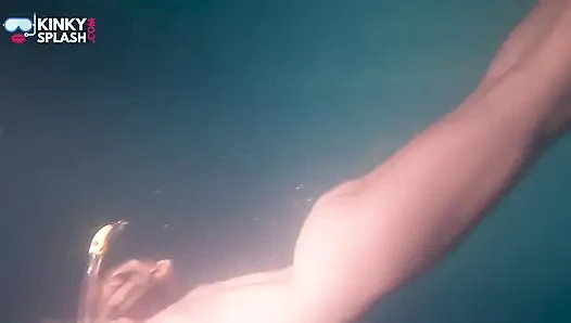 Cewek nakal jalang ini lagi asik mainin di bawah air sambil bugil