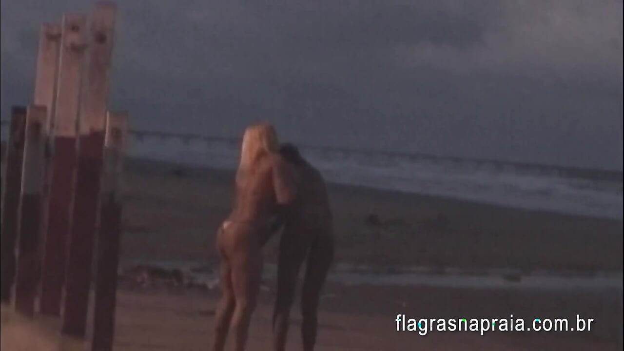 A primeira vez da minha esposa com outra mulher na praia