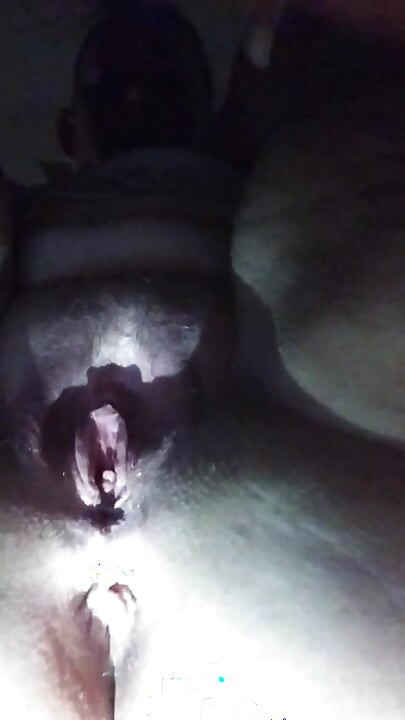 Orta yaşlı seksi kadın tüm anal küçük orta büyük göt tıkaçlarını deniyor