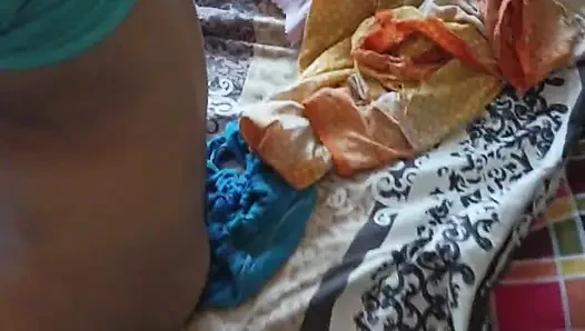 Aku meremas toket besar ibu tiriku