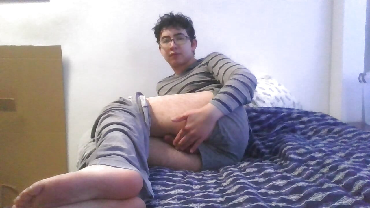 可爱的小受伪娘拉丁男孩射精，足恋