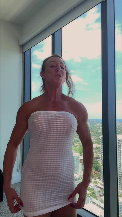 حمالة صدر شفافة للغاية وسراويل داخلية بالإضافة إلى فستان - تجربة مثيرة