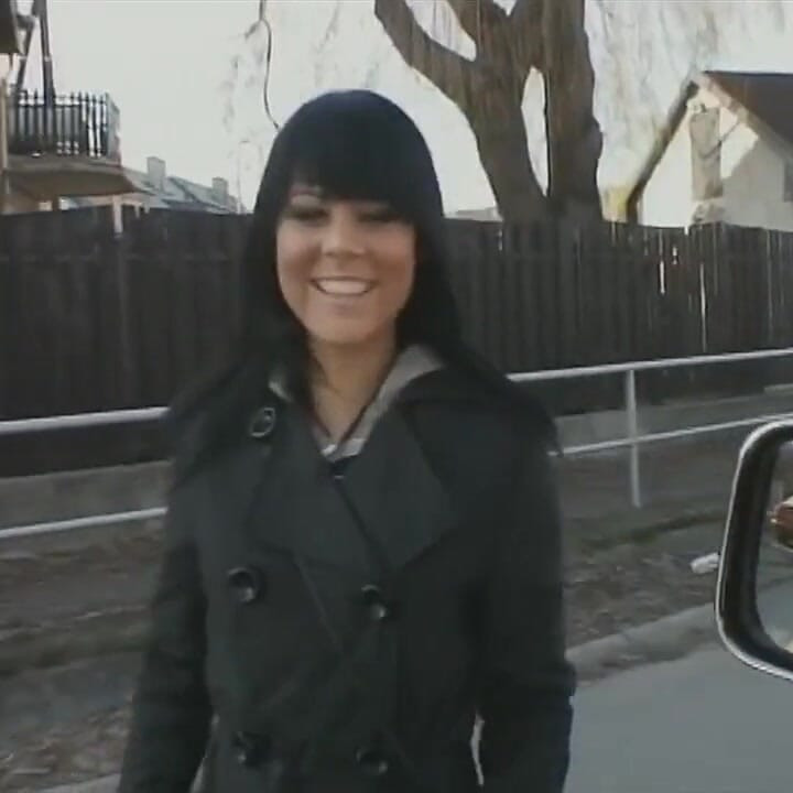 Tempting babe gives great head