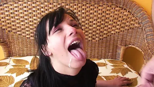 Возбужденная бабушка сосет массивный член, затем трахается в рот с камшотом