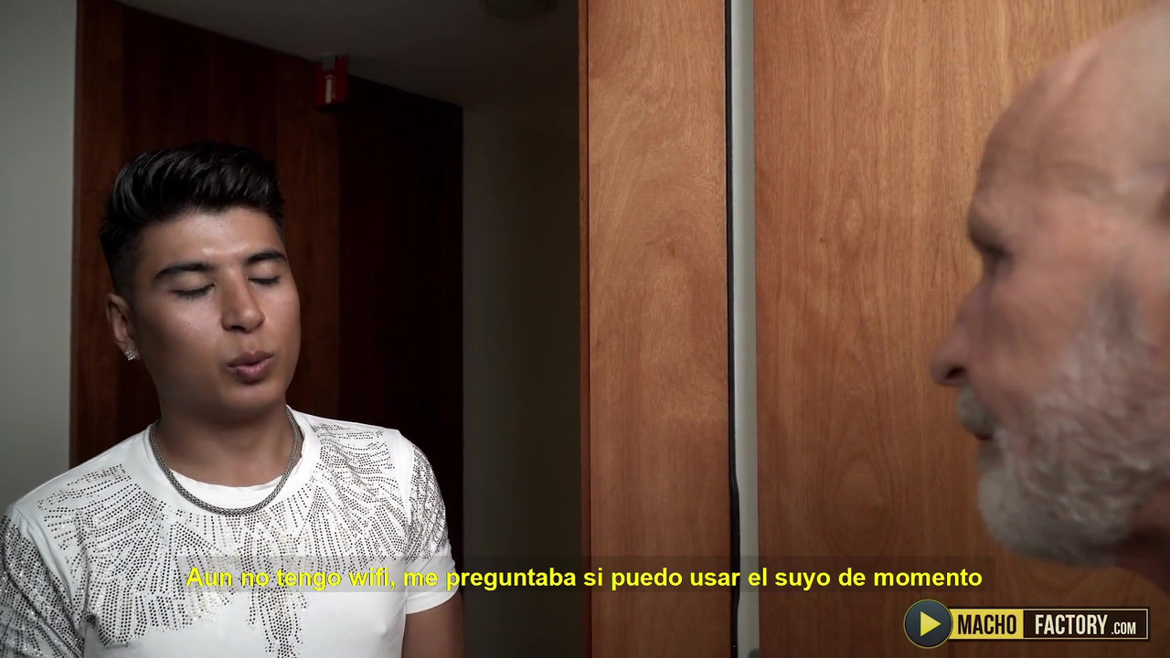 超级性感的爸爸benedictus得到一个大玩具和大鸡巴插他紧致的屁股