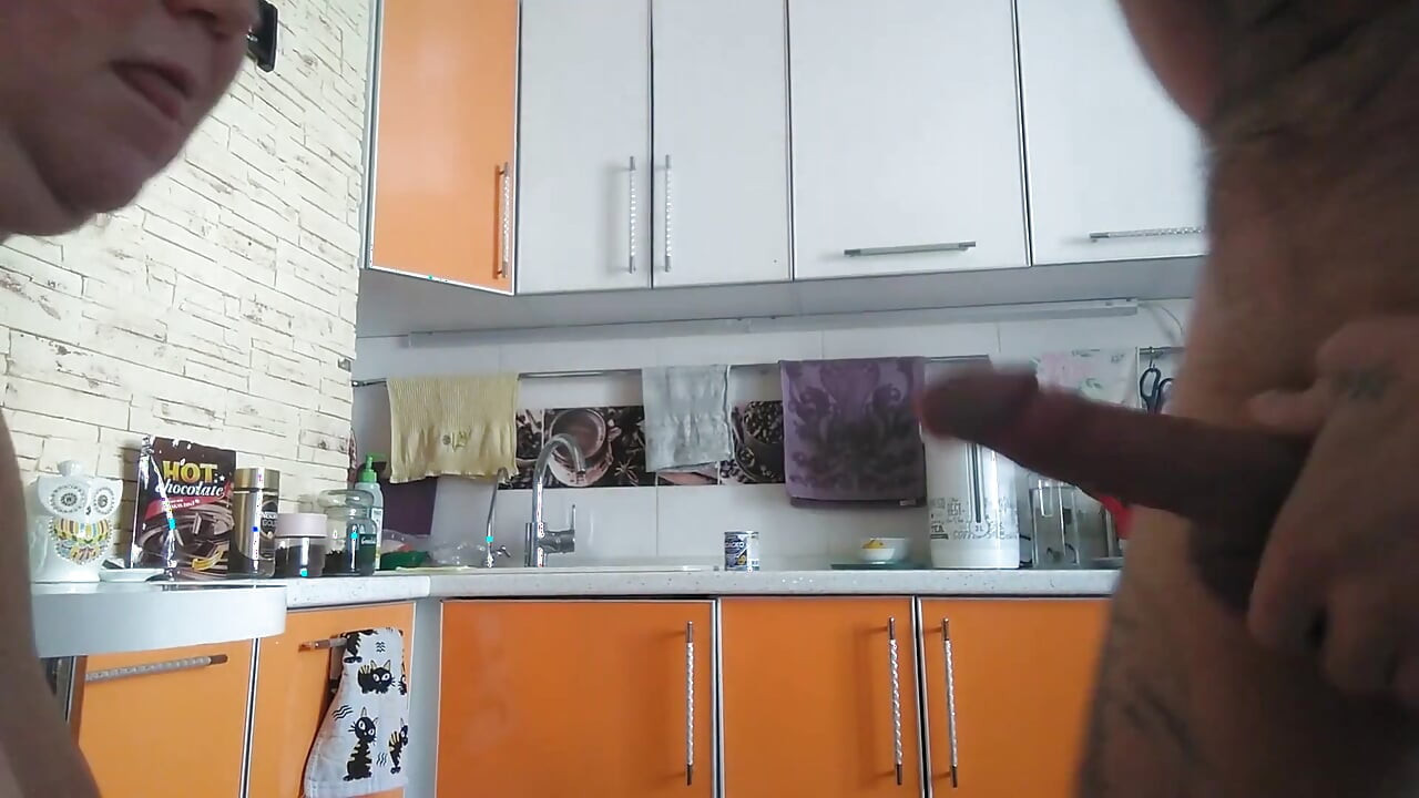 فمها لم يستطع تحمل هذا القدر من المني