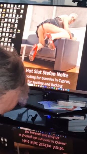 Stefan Nolte, a ciprusi Nicosiában mindig kanos cum ribanc meztelenül maszturbál az irodájában, és munkaidőben lenyalja a cumját az irodai asztaláról. Egy kapzsi ingyenes kurva.