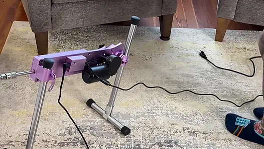 Schau zu, wie ich von meiner sexmaschine gefickt werde und habe einen echten orgasmus!