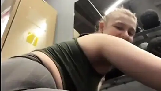 Публичная мастурбация киски, пока я тренирует свою большую задницу в спортзале. Анальный трах. Сквиртинг