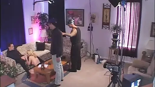 Tolong beri aku lebih banyak! - Seks threesome hot bareng cewek rambut pirang dengan toket besar