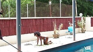 Une MILF noire sexy se tape un vieux concierge blanc dans la piscine