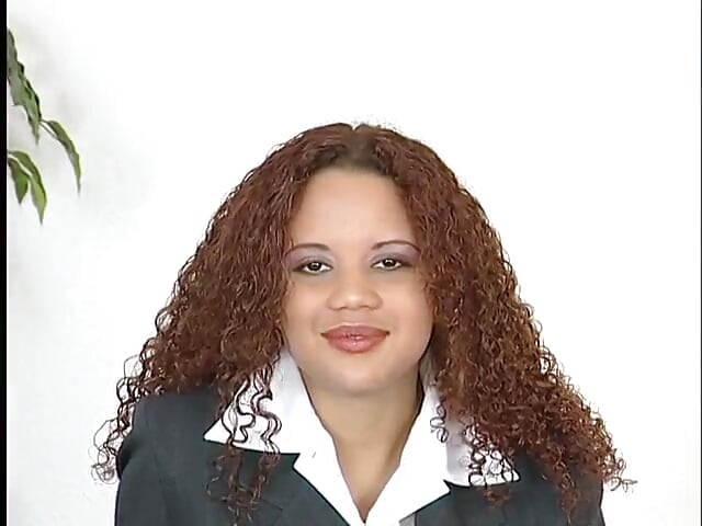 Pierced - ruiva puta esfrega e bate buceta com os dedos