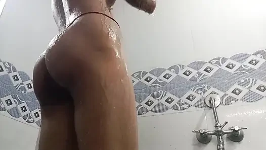 sama saudara tiriku saat dia lagi mandi di kamar mandi