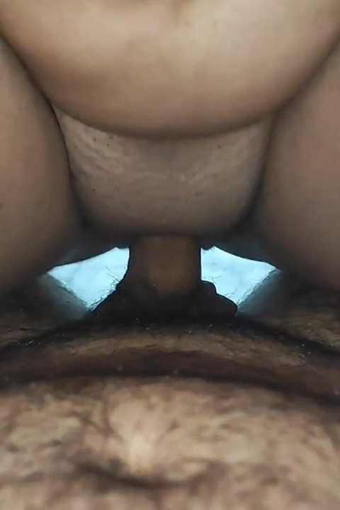 Sexy college-teen tigger om hård og vild sex og at få sæd over hele sin lille krop