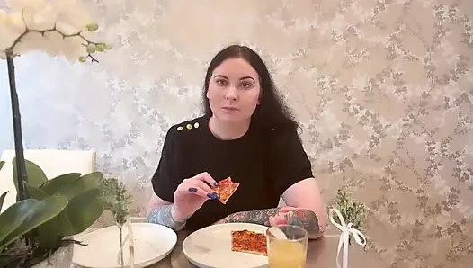 Bayan ffw peynirli pizza ve hamur köftesi yiyor