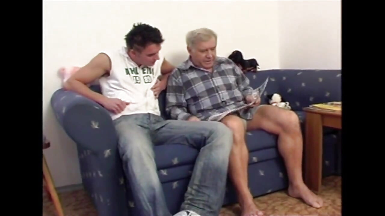 Une jeune hétéro sexy utilisée par son papa mature