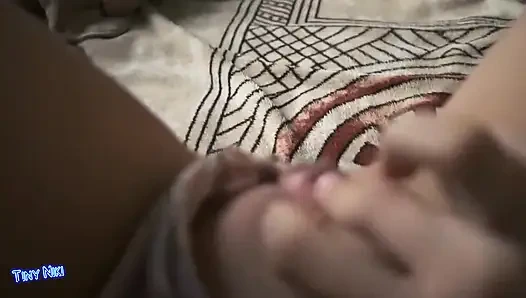 18 yaşındaki üniversiteli kız pembe amına mastürbasyon yapıyor ve kendini orgazma ulaştırıyor