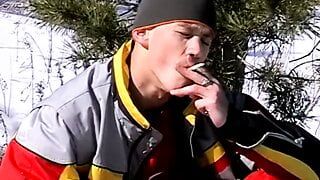Atletische amateur rookt sigaren en trekt lul buitenshuis af