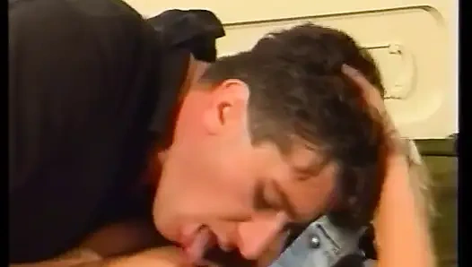 Посмотри, как эта тинка из Германии скачет на члене в любительском видео