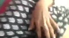 Тамильская девушка трахает пальцами киску