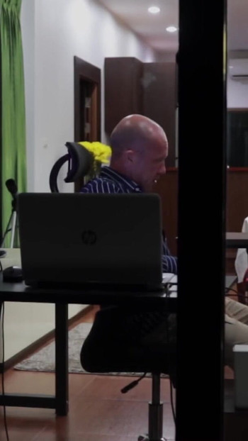 Lažni ured: Zna kako motivirati! Kolegica puši i dobiva spermu usta kraj prozora | Isječak 1