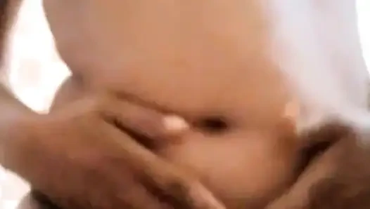 Schau, wie ein junges mädchen im dorf badet