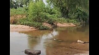 Une belle-sœur se laisse filmer en train d’uriner dans la rivière, elle se fait remplir la bouche de sa jeune pute de lait