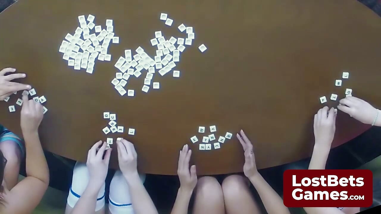 Eine wilde Runde Strip Profanagrams mit 4 sexy Spielerinnen