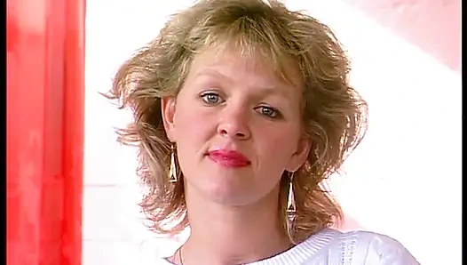 Симпатичная телочка-блондинка наслаждается заполнением ее киски большим дилдо