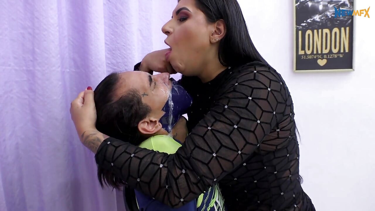 Meu cuspe nojento no seu nariz!