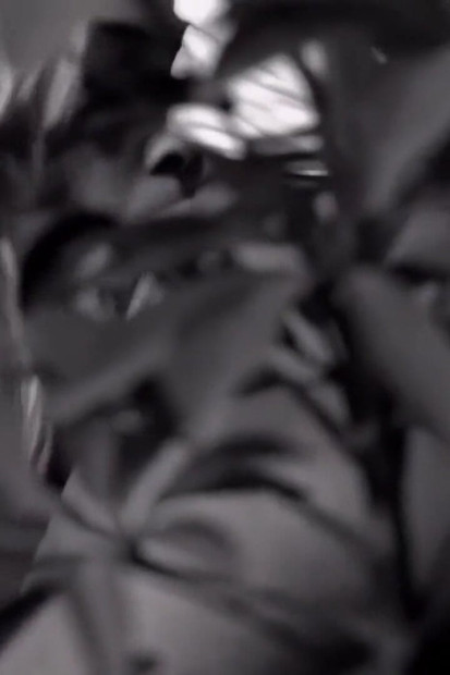 Seorang berambut perang muda dengan badan yang agung disetubuhi dengan keras oleh zakar besar di atas katil