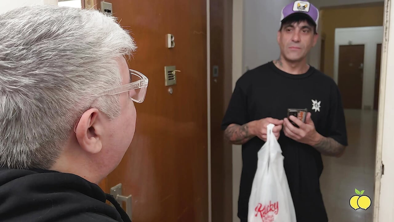 Entrega de sorvete para a esposa enquanto o marido procura dinheiro