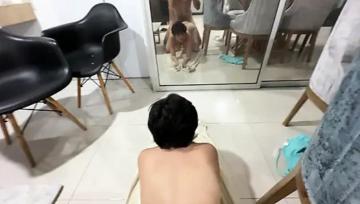 Büyük götlü amatör üvey kız kardeşimin çok seksi yoga pozları yapmasını izliyorum ve azıyorum, bu yüzden tüm yarağımı içine sokmaya karar veriyorum