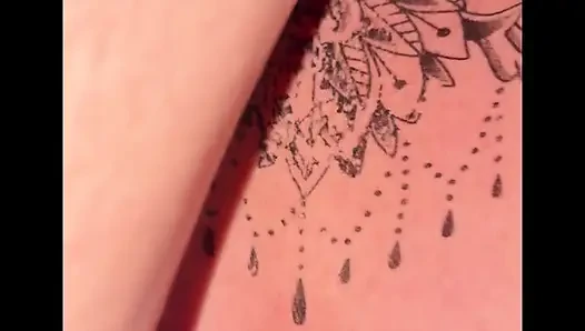 Evli kadın ve kocası edepsiz seks yapıyor. Siyah dildo, yumruk sokma, dölleme, boşalma