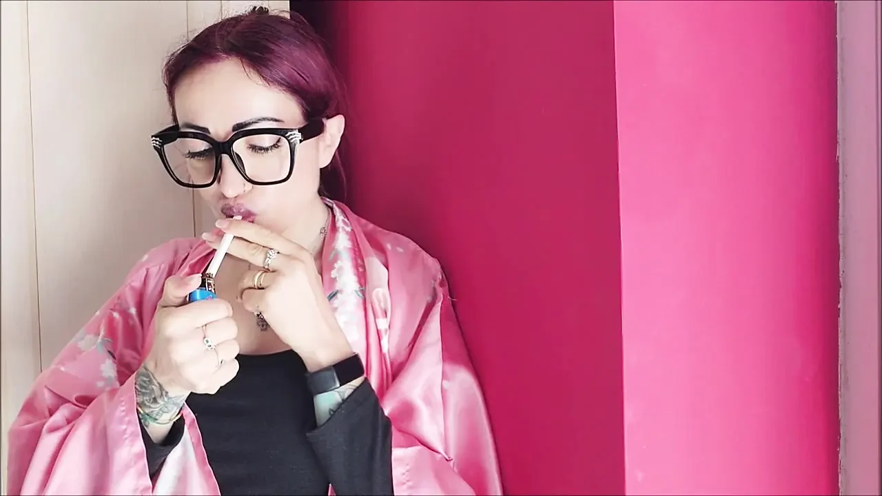 Dành một chút thời gian để nghỉ ngơi với tôi trong khi tôi gợi cảm hút thuốc