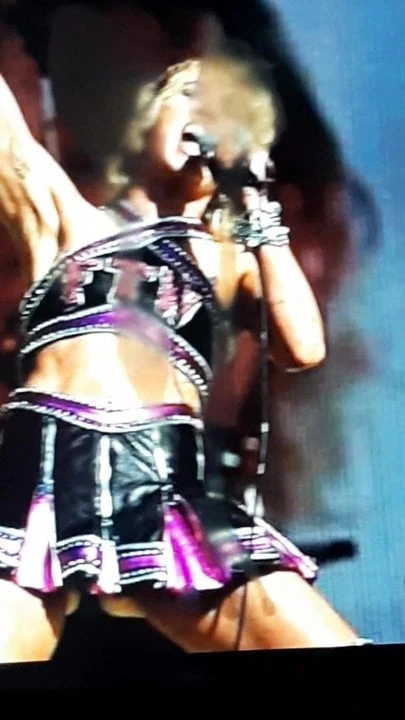 Miley Cyrus cum tribute