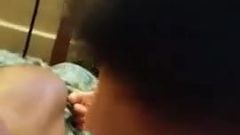 Une Asiatique suce une bite latine non coupée et reçoit un facial