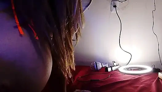 Hanya bercanda menempatkan gadis nakal itu untuk mengisap dan membiarkan persetan itu berguling di bulunya.