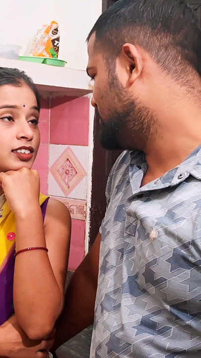 Hintli desi videosu. Kayınbiraderi ve baldız mutfakta sert seks yaptı. Har Pussy'yi sik. Hintçe Ses | Klip 1
