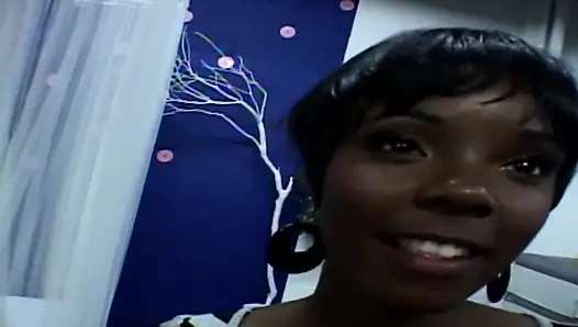 Чернокожая шлюшка с большими сиськами скачет на большом черном члене до текущего мокрого оргазма