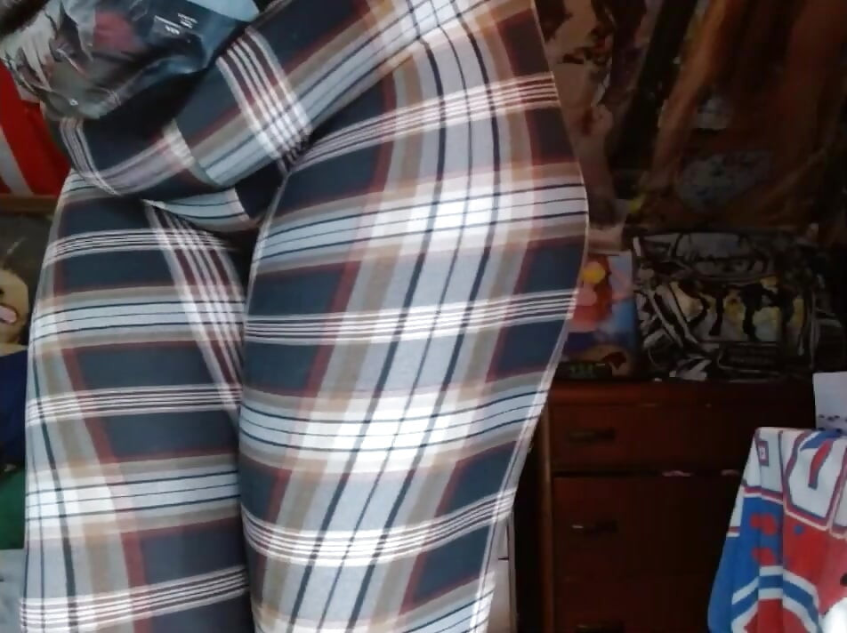 Fat Sissy CosmicJones88 Shakes Big ass in Leggings and without