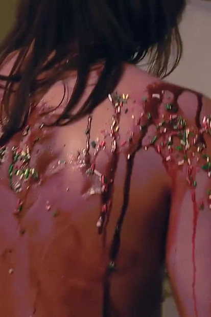 Um jogo de strip facial tentador onde as meninas se revezam com um botão