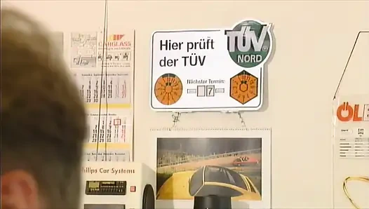 Cewek semok latina lagi asik nyepong kontol besar di ferrari dan pantatnya dicambuk gaya doggy!