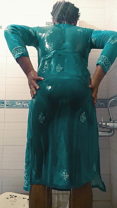 El baño más caliente en vestido transperente y bikini negro