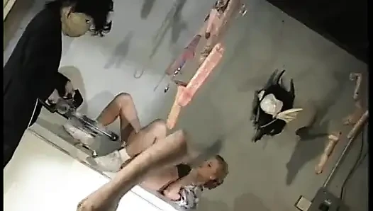 İki adam sürtük sarışının bir makine tarafından amından sikilmesini izliyor